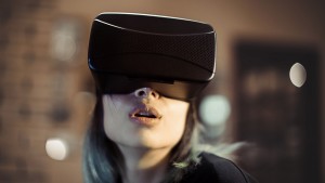 Frau-mit-VR-Brille-16-9